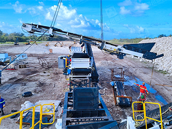 海外出口的移動(dòng)式破碎篩分項(xiàng)目安裝工作即將完成
